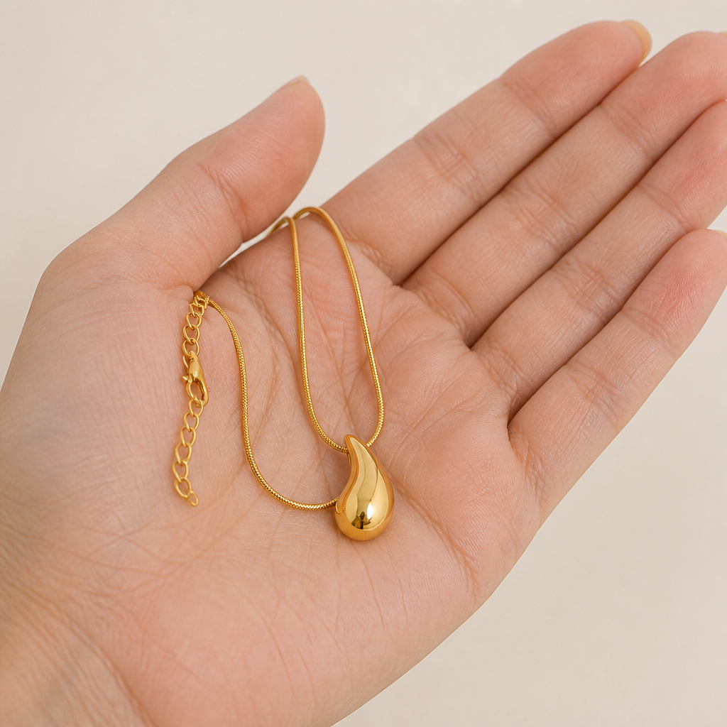LumaVera™ – Carved Teardrop Gold Pendant Necklace