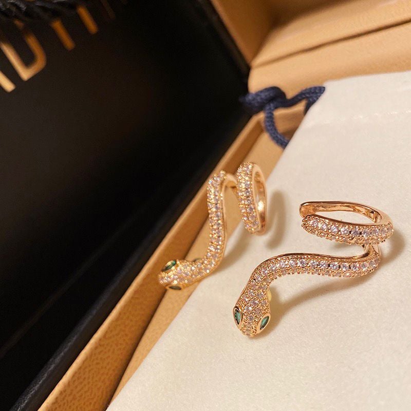 Serpessence™ — Ignite Instant Glamour with Featherlight Confidence