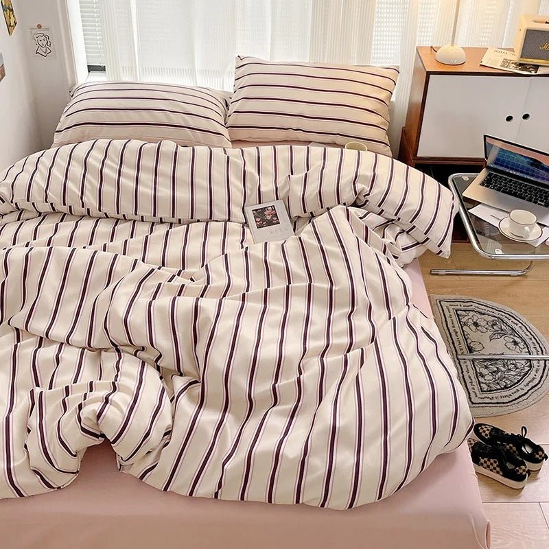 Luxurious Striped Bedding Ensemble with Duvet Cover and Pillowcases