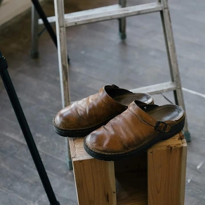 Men's Stylish Leather Slippers with Adjustable Fit and Cushioned Sole