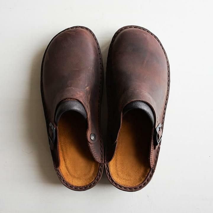 Men's Stylish Leather Slippers with Adjustable Fit and Cushioned Sole