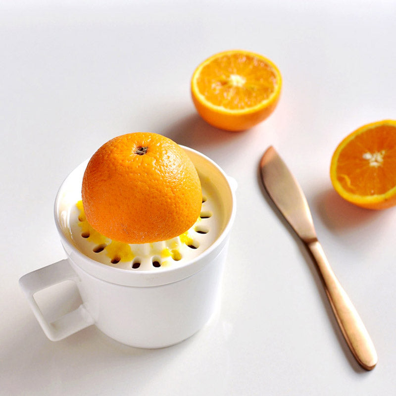 Ergonomic Citrus Extractor with Precision Pour Spout