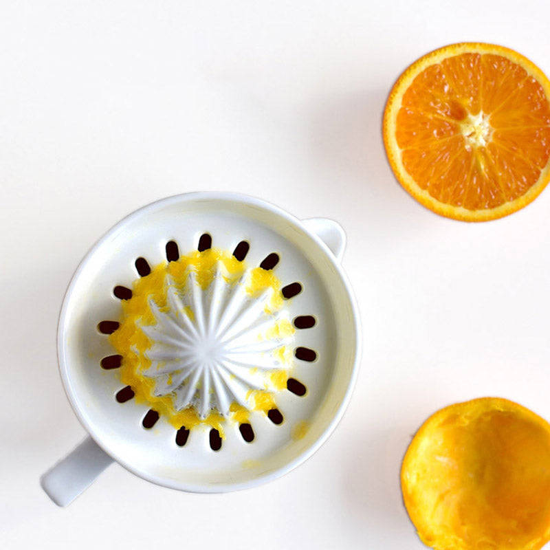 Ergonomic Citrus Extractor with Precision Pour Spout