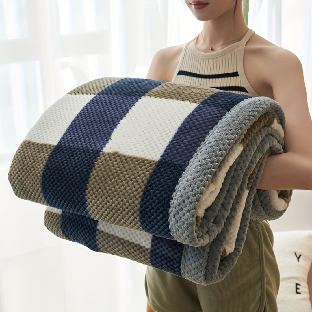 Cozy Comfort Fleece Blanket with Chic Diamond Design