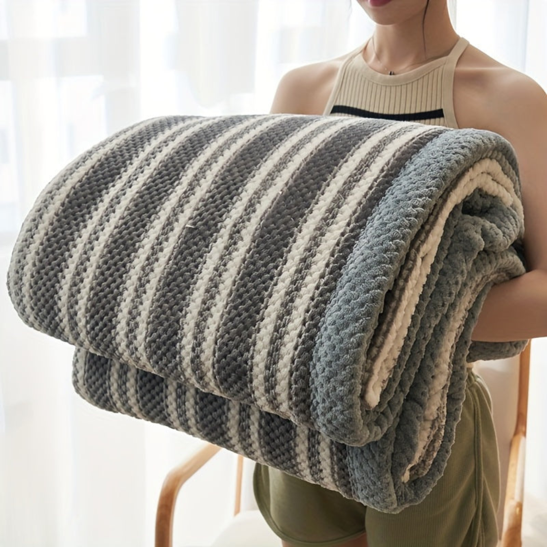 Cozy Comfort Fleece Blanket with Chic Diamond Design
