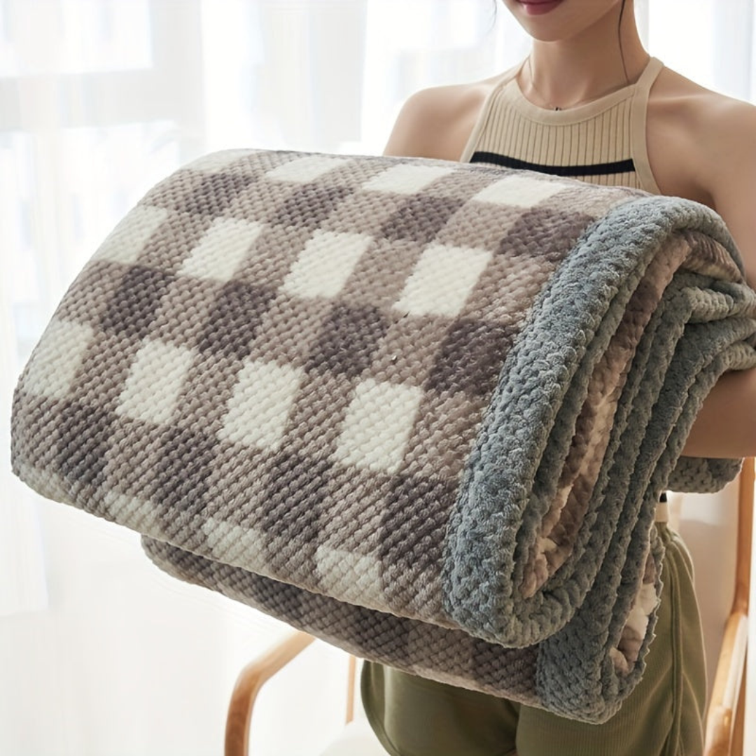 Cozy Comfort Fleece Blanket with Chic Diamond Design
