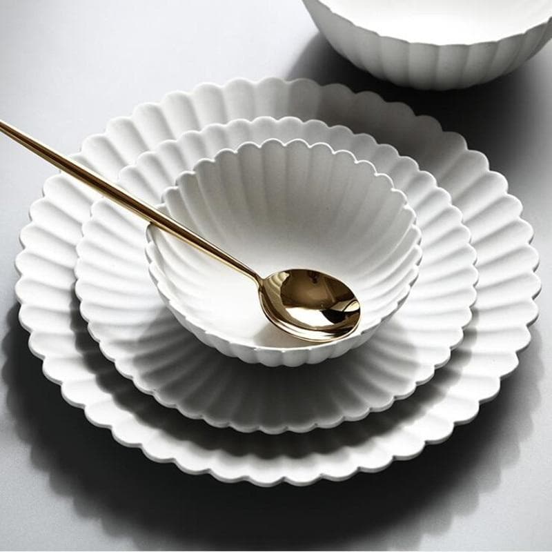 Elegant Ceramic Dining Set with Scalloped Edges and Versatile Sizes