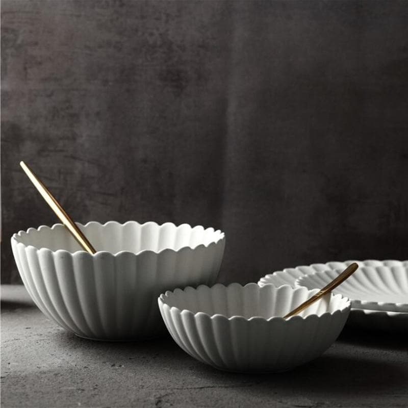 Elegant Ceramic Dining Set with Scalloped Edges and Versatile Sizes