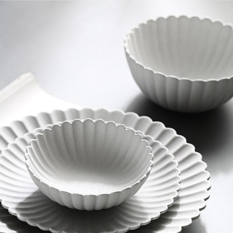 Elegant Ceramic Dining Set with Scalloped Edges and Versatile Sizes