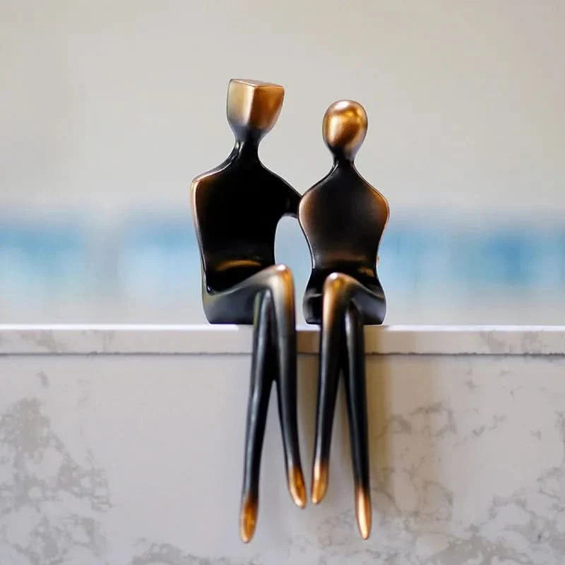 Timeless Romantic Decor – Elegant Resin Statue of a Couple