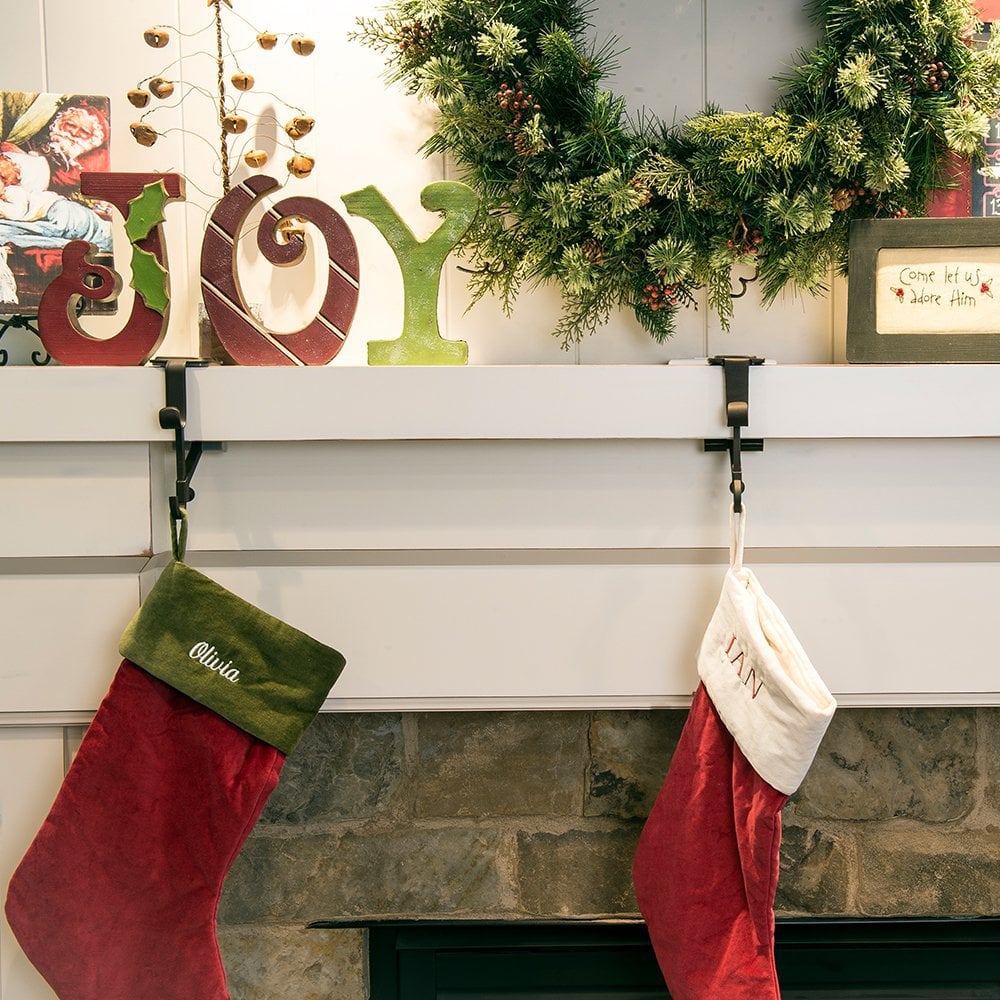 Effortless Damage-Free Holiday Decoration for a Festive Atmosphere