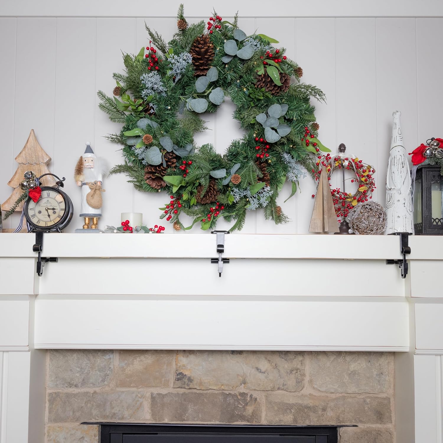 Effortless Damage-Free Holiday Decoration for a Festive Atmosphere