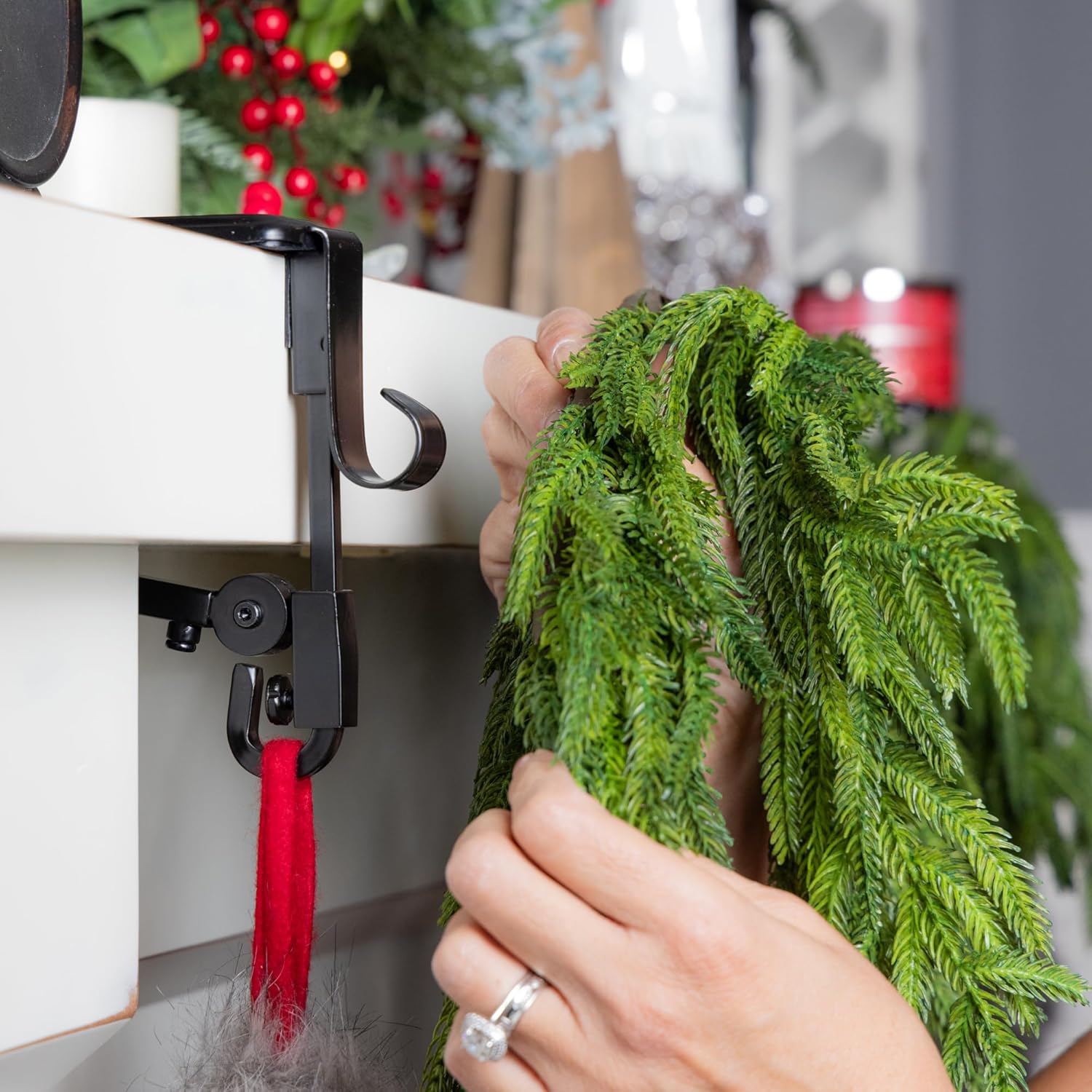 Effortless Damage-Free Holiday Decoration for a Festive Atmosphere