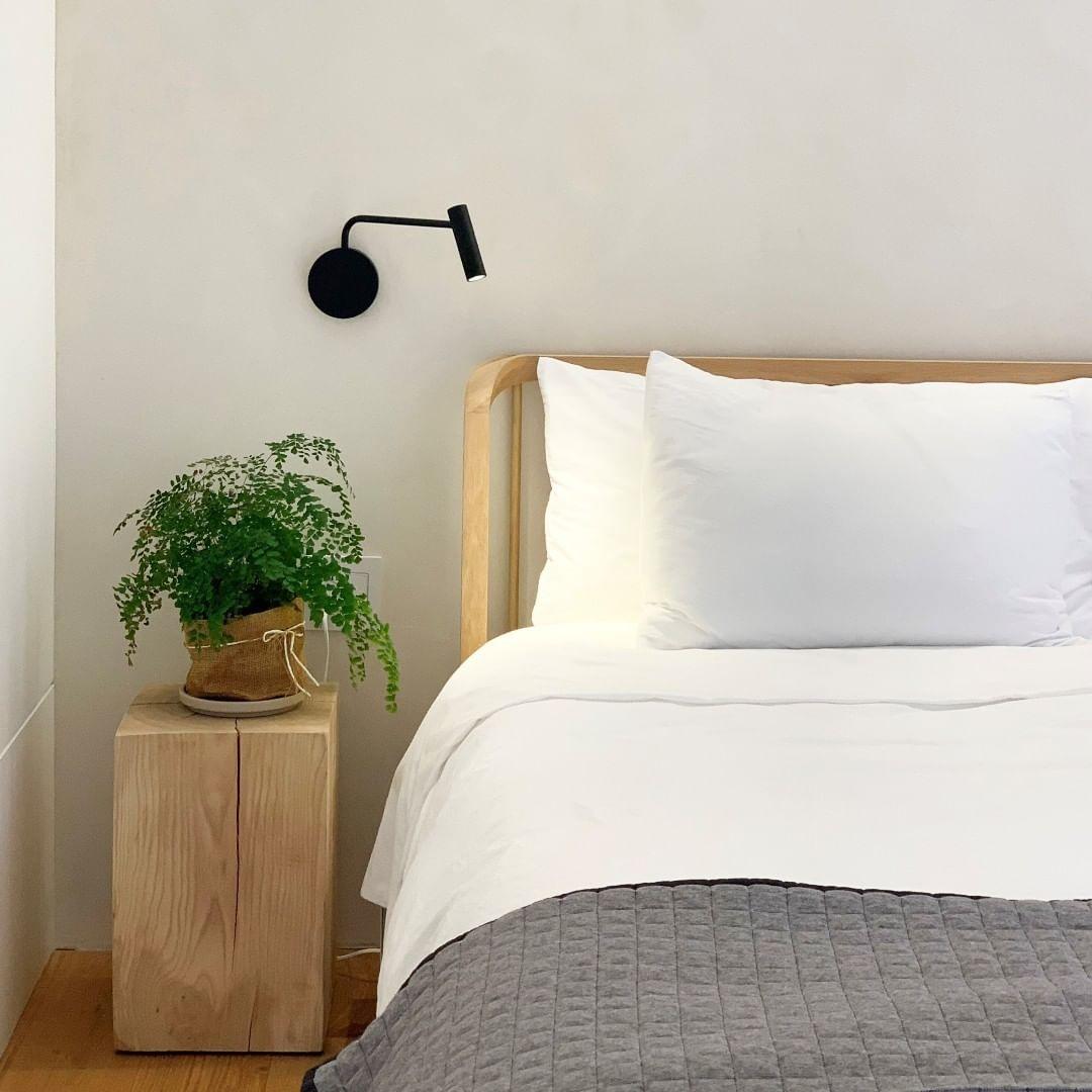 Sleek LED Wall Lamp with Flexible Arm – Stylish Indoor Lighting