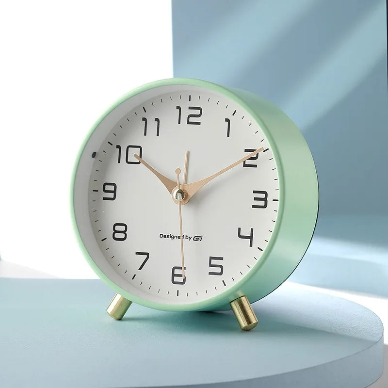 Elegant Silent Sweep Table Clock - Battery-Powered Design