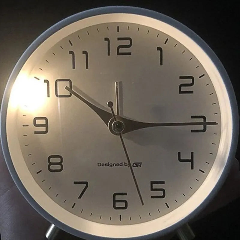 Serene Scandinavian Table Clock – A Touch of Minimalist Elegance