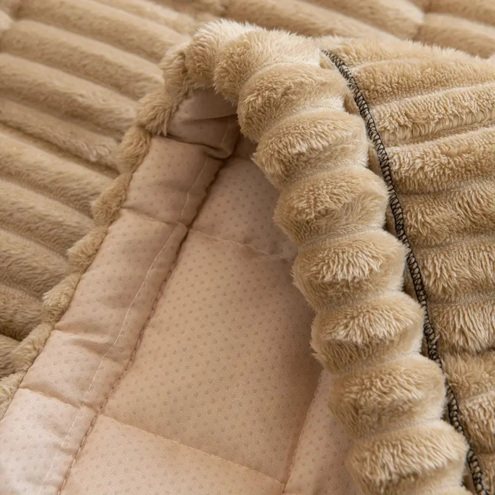 Luxurious Sofa Shield with Tailored Edges – Cozy Microfiber Cover for Pets
