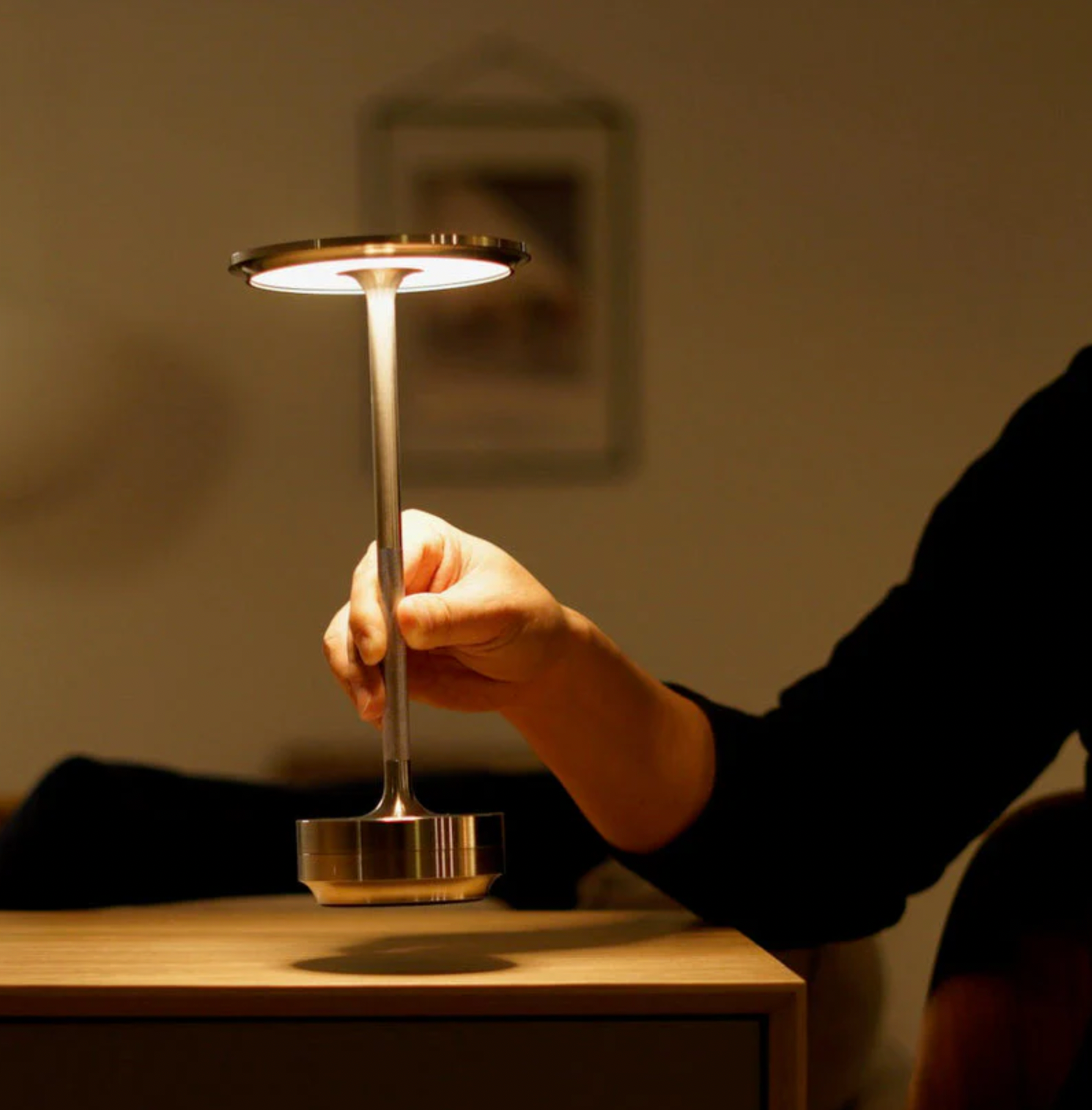 Touch-Controlled Wireless Lamp with USB Charging