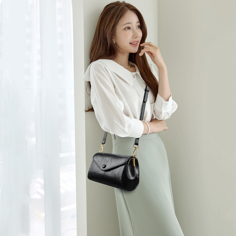 VexaLuxe™ Shoulder Bag — Carry Confidence with Effortless Style and Perfect Order