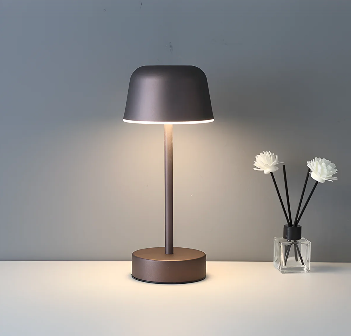 RetroLED - Retro-Style Wireless LED Table Lamp