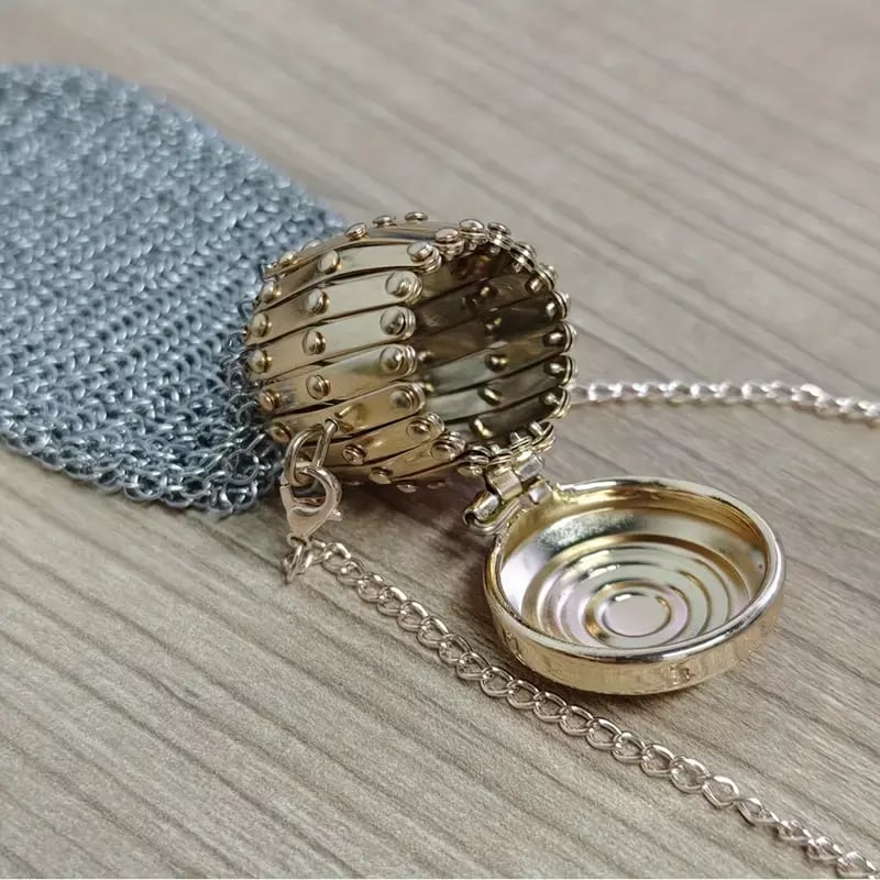 VeroMetal™ — Unlock Vintage Glamour with Every Bold Carry
