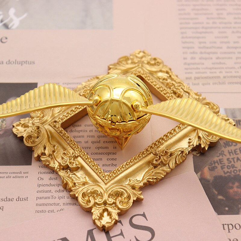 Elegant 18k Gold Ring Keeper with Enchanting Design