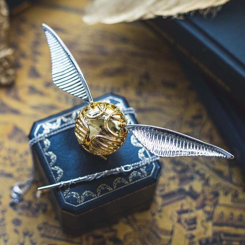 Elegant 18k Gold Ring Keeper with Enchanting Design
