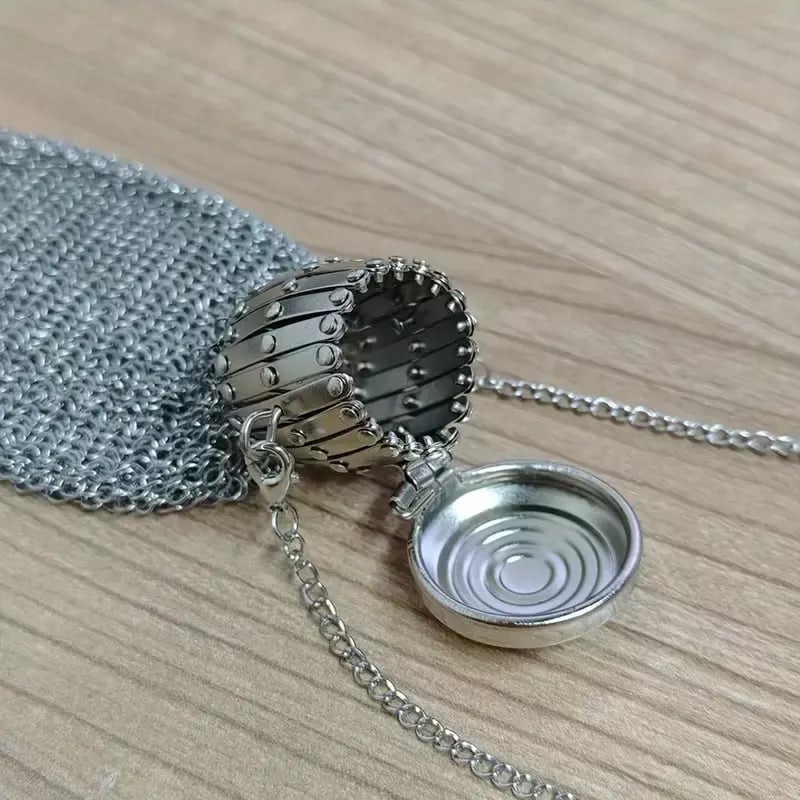 VeroMetal™ — Unlock Vintage Glamour with Every Bold Carry