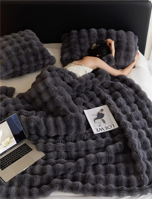 Dual-Sided Plush Throw | Embrace All-Year Comfort