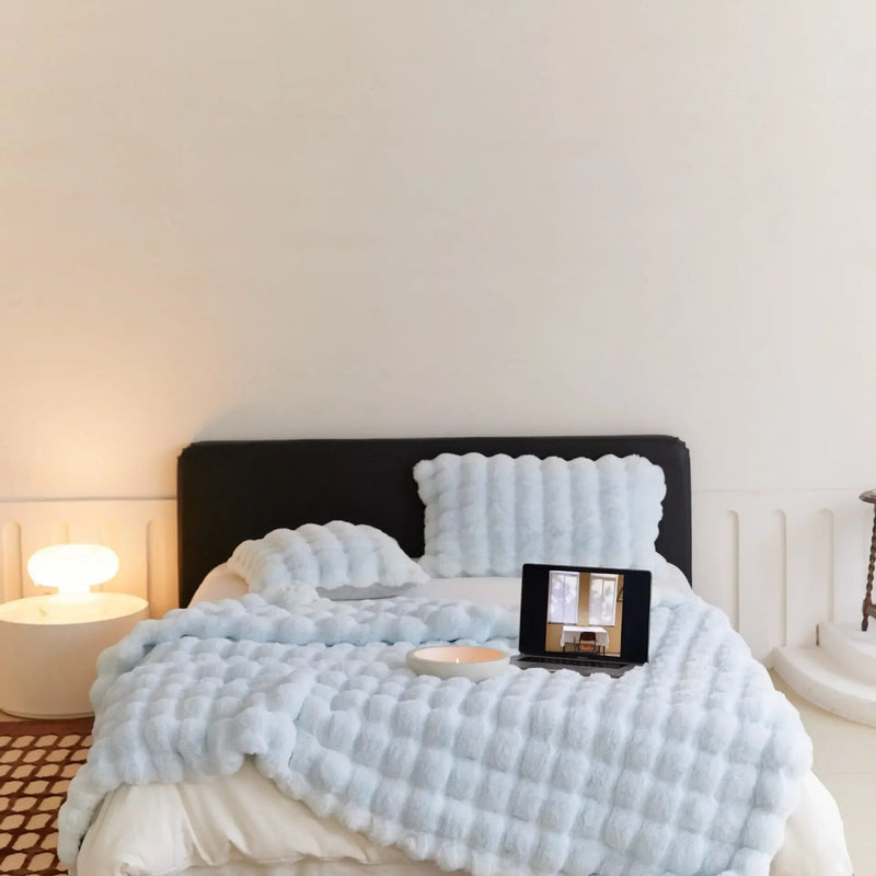 Dual-Sided Plush Throw | Embrace All-Year Comfort