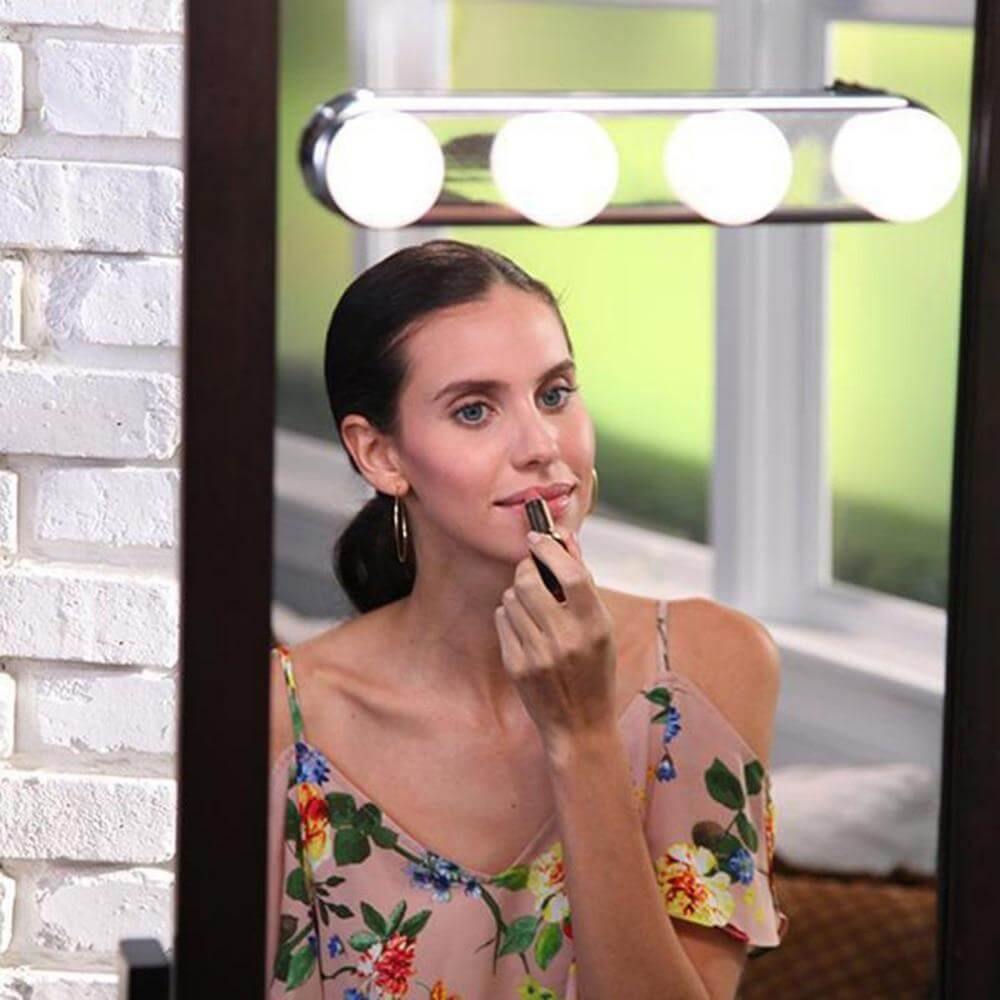 IllumiGlow Suction LED Mirror Light – Your Portable Beauty Companion