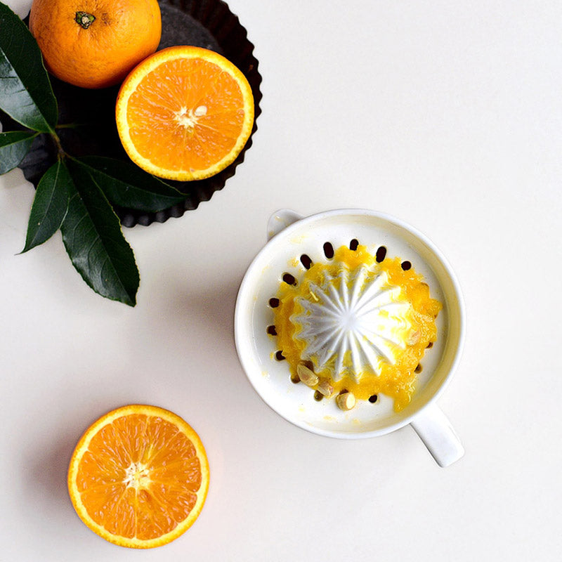 Ergonomic Citrus Extractor with Precision Pour Spout