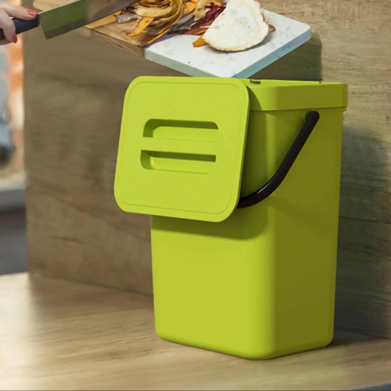 Space-Saving Smart Trash Can with Odor Control Lid