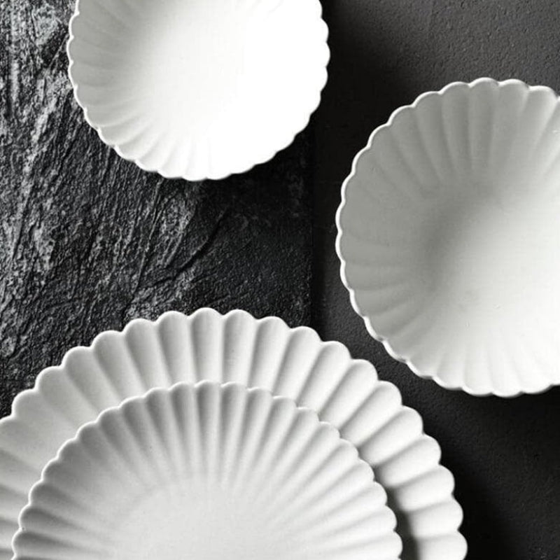 Elegant Ceramic Dining Set with Scalloped Edges and Versatile Sizes