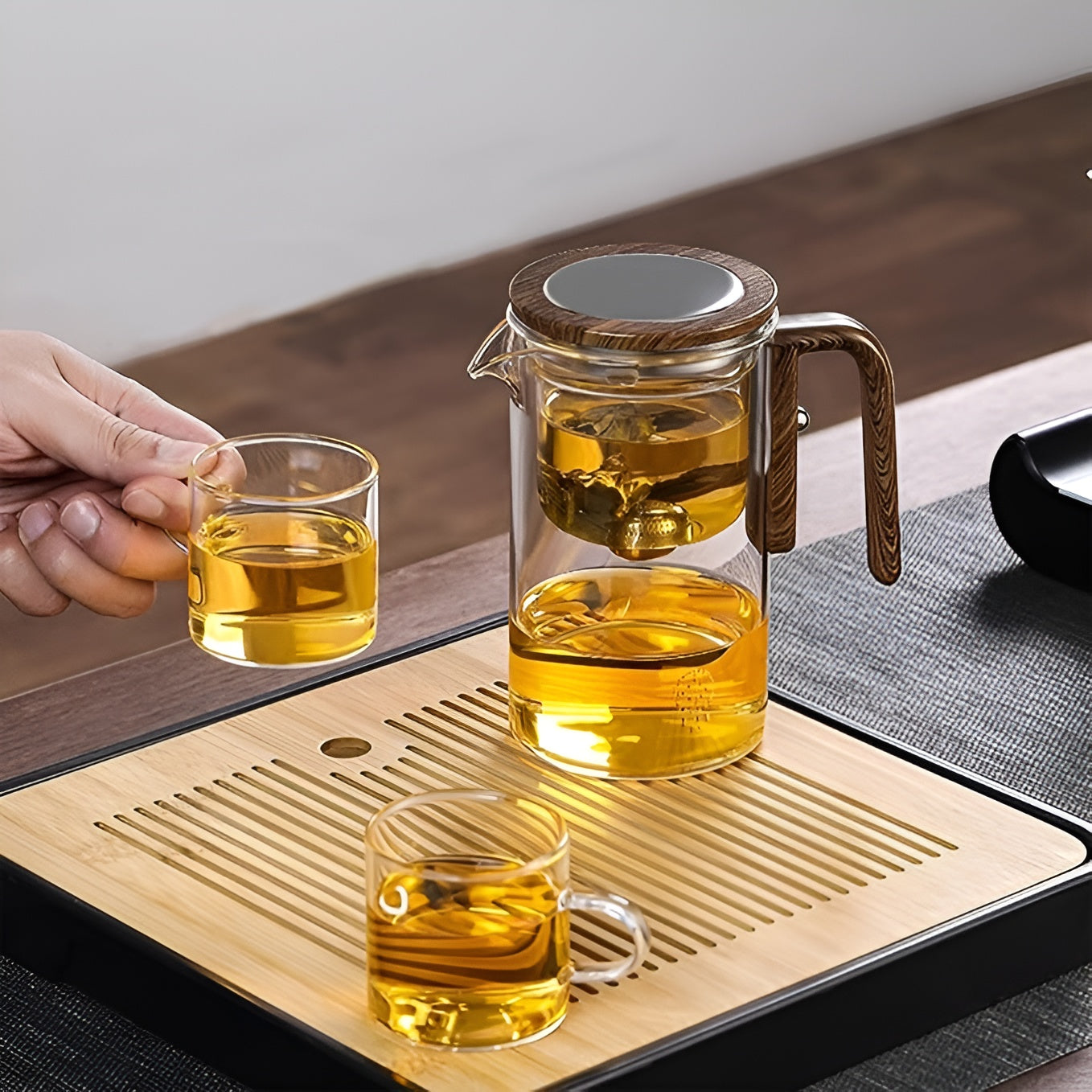 Stylish Heatproof Glass Teapot with Comfortable Grip - 4-6 Cup Capacity