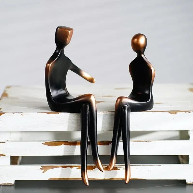 Timeless Romantic Decor – Elegant Resin Statue of a Couple