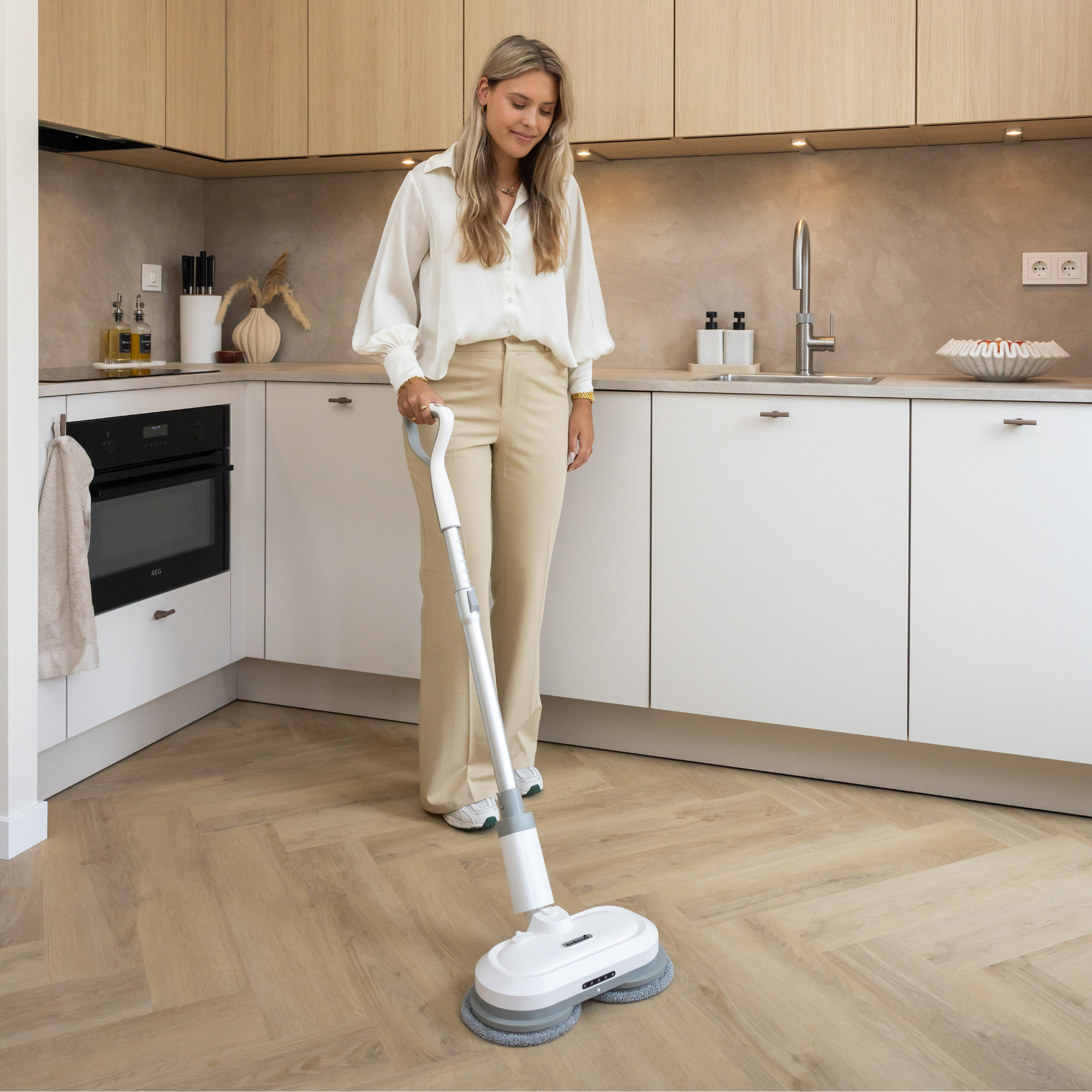 Effortless Cordless Mop with Built-In Sprayer and Reusable Pads