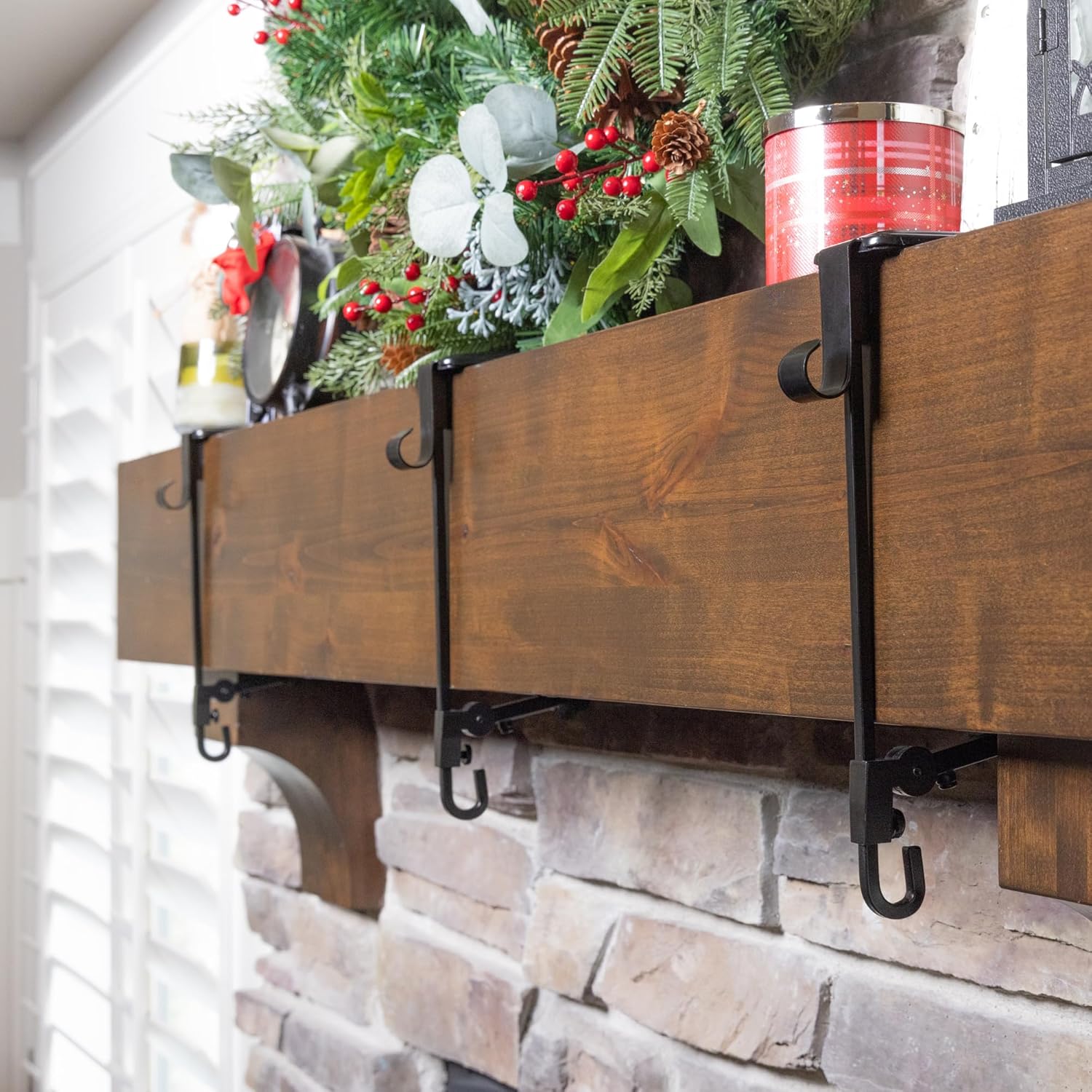 Effortless Damage-Free Holiday Decoration for a Festive Atmosphere