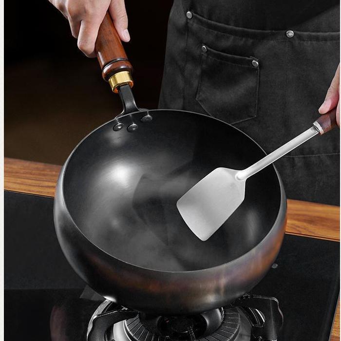 Handcrafted Iron Skillet with Wooden Handle, 24–28 cm