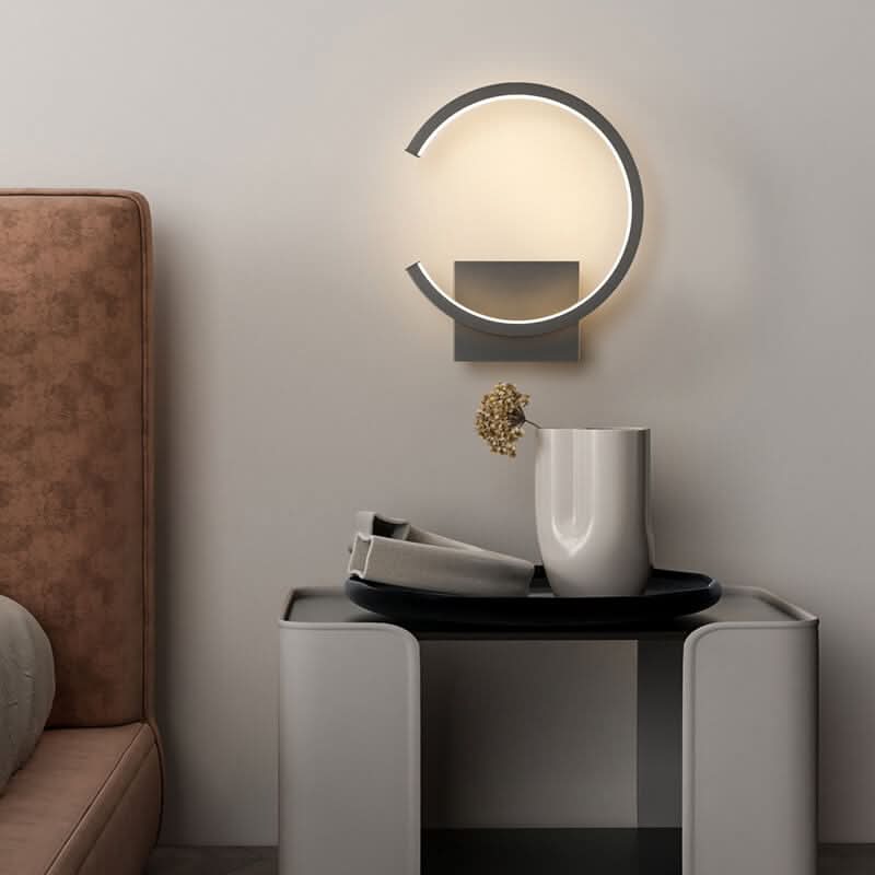 Sleek Metal Wall Light Fixture with Integrated LED