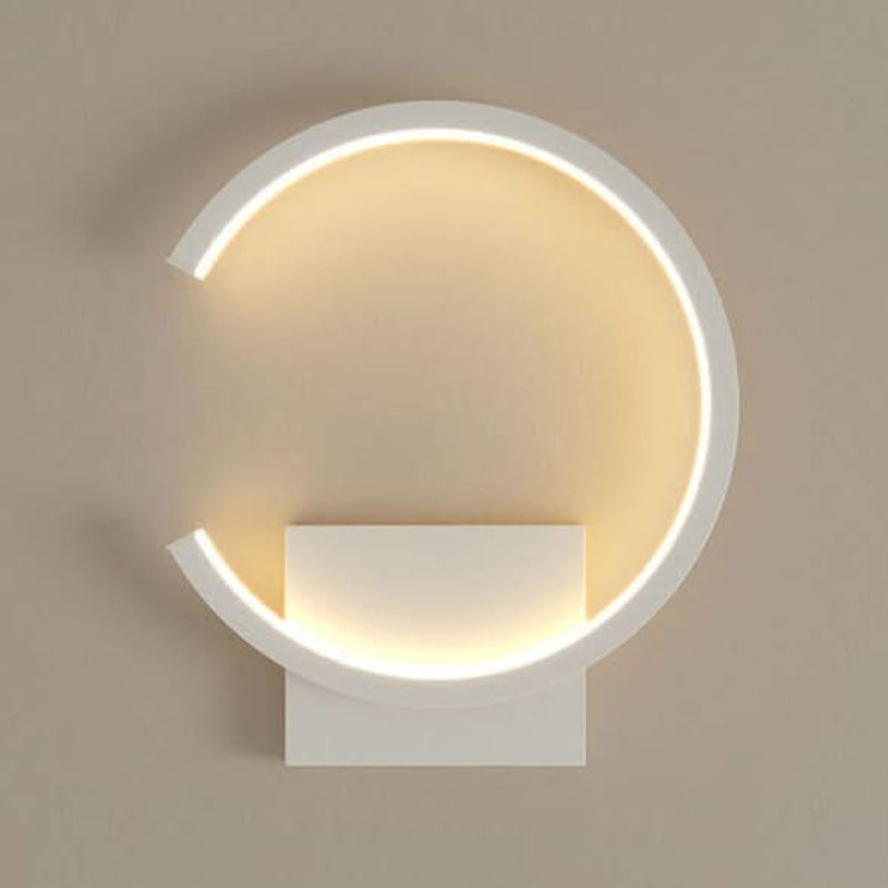 Sleek Metal Wall Light Fixture with Integrated LED