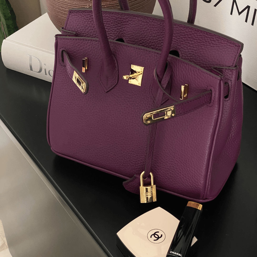 Sophisticated Leather Tote with Adjustable Strap and Generous Space
