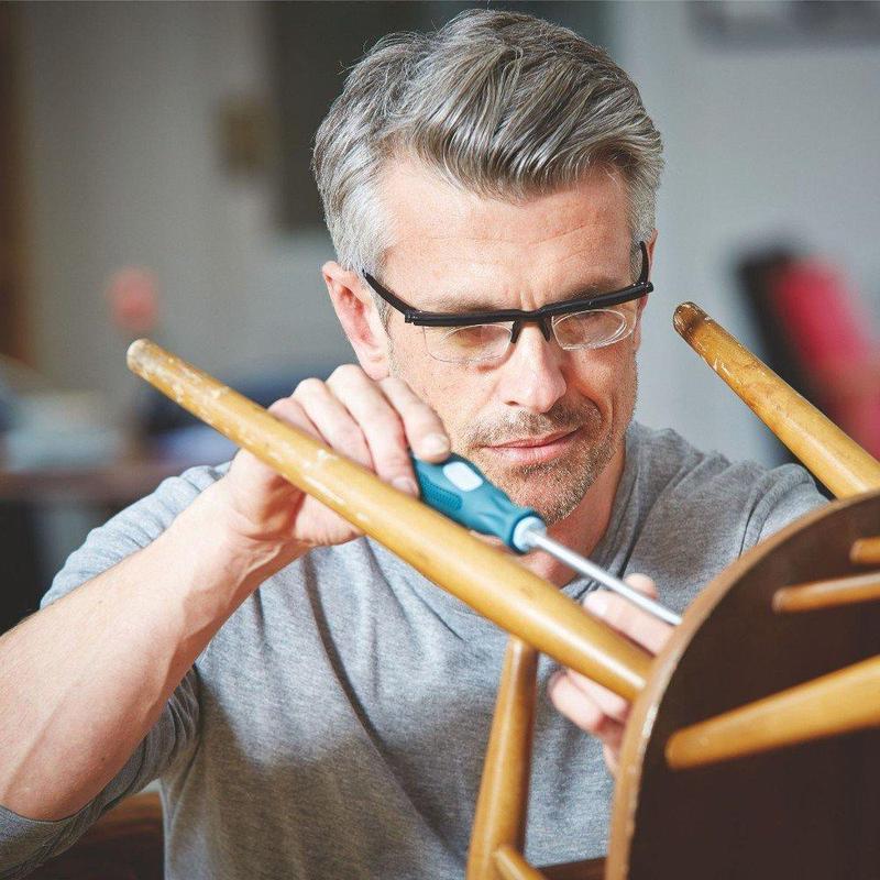 Reading Glasses with Adjustable Focus for Clear Vision