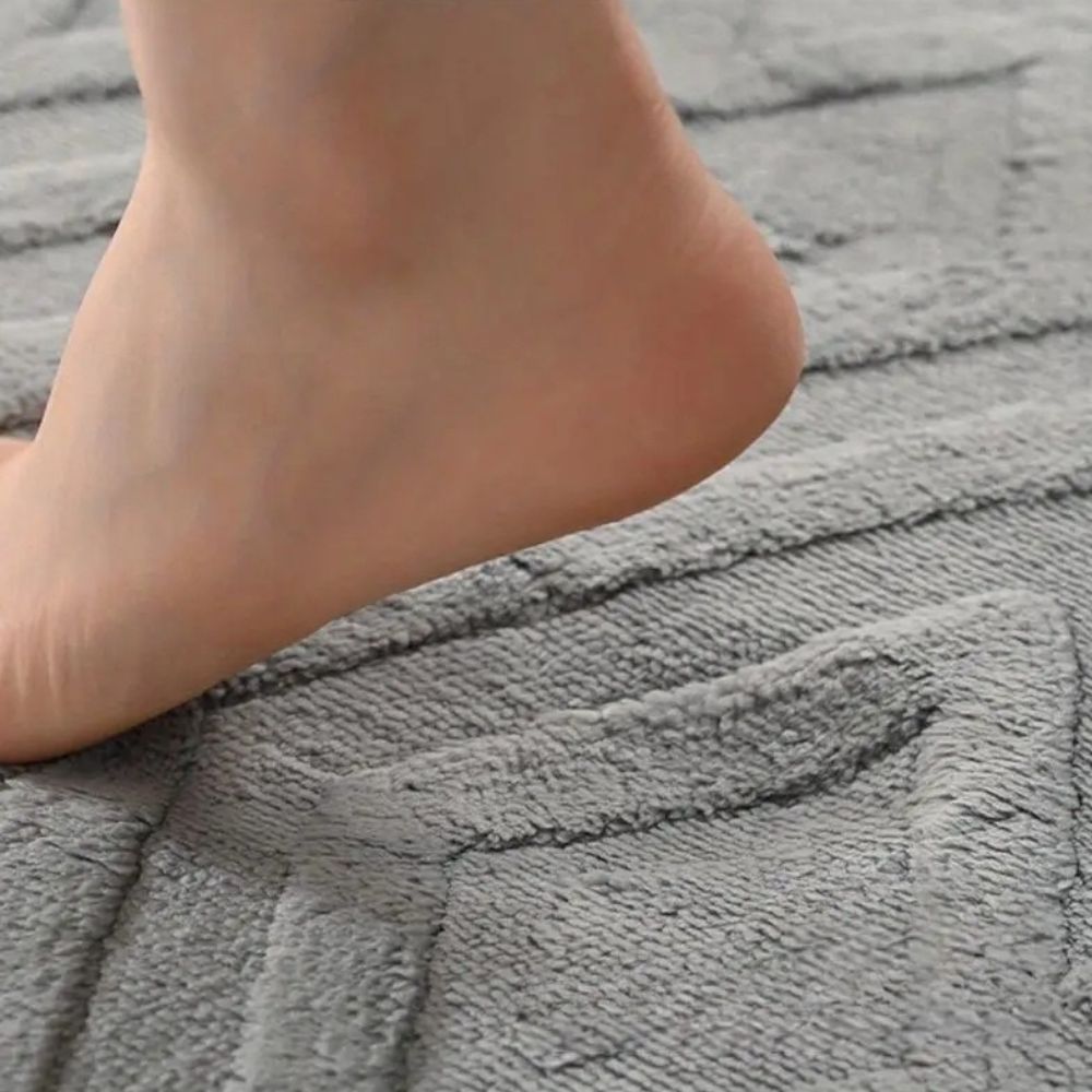 Luxurious Microfiber Bath Mat with Elegant Design