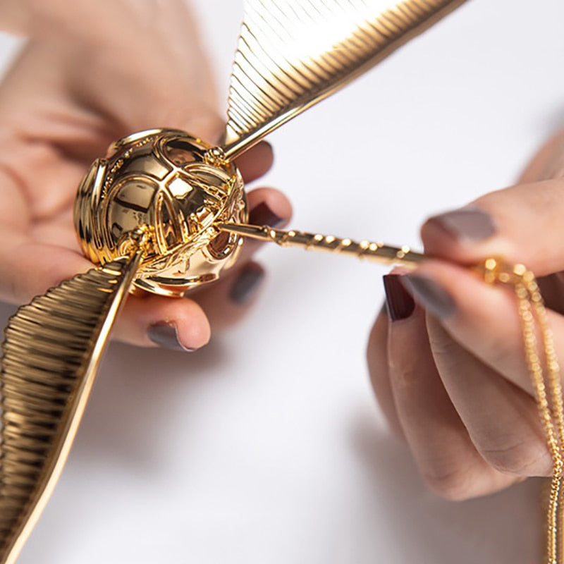 Elegant 18k Gold Ring Keeper with Enchanting Design