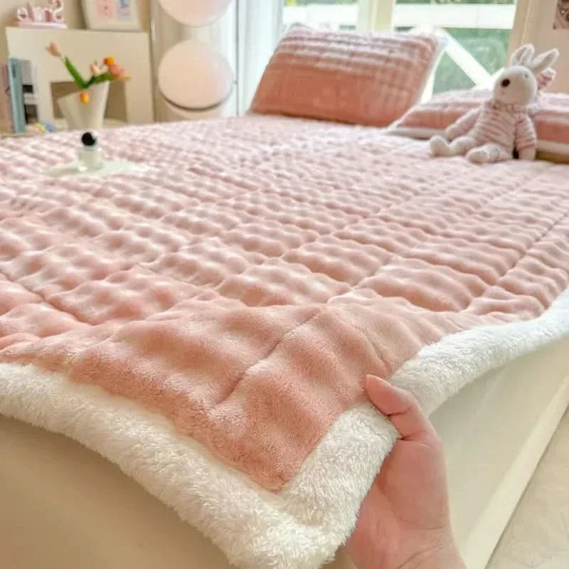 Soft Foldable Mattress Cover for Warmth and Comfort
