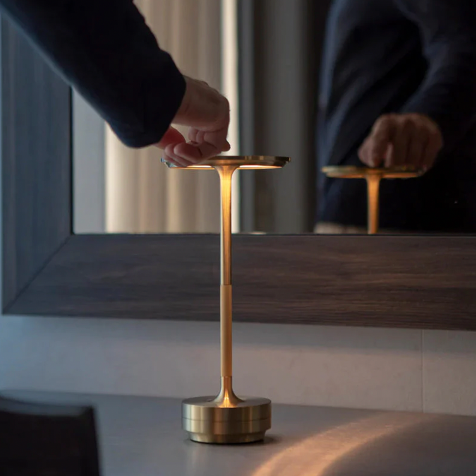Touch-Controlled Wireless Lamp with USB Charging