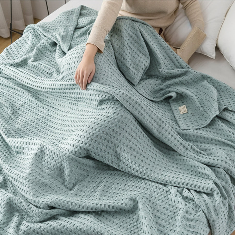 BREEZEWEAVE – All-Season Lightweight Waffle Blanket for Ultimate Comfort