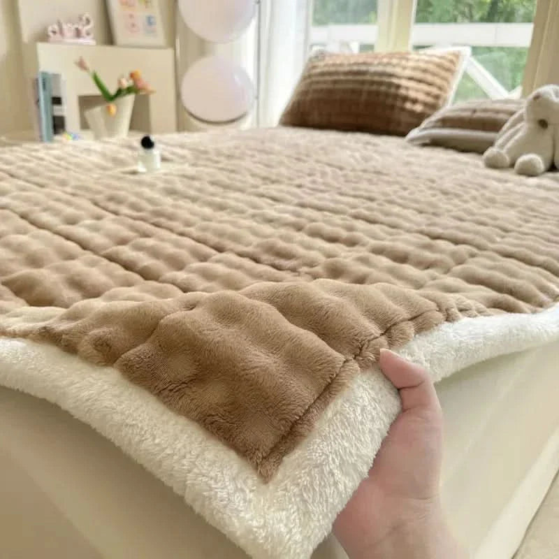 Soft Foldable Mattress Cover for Warmth and Comfort
