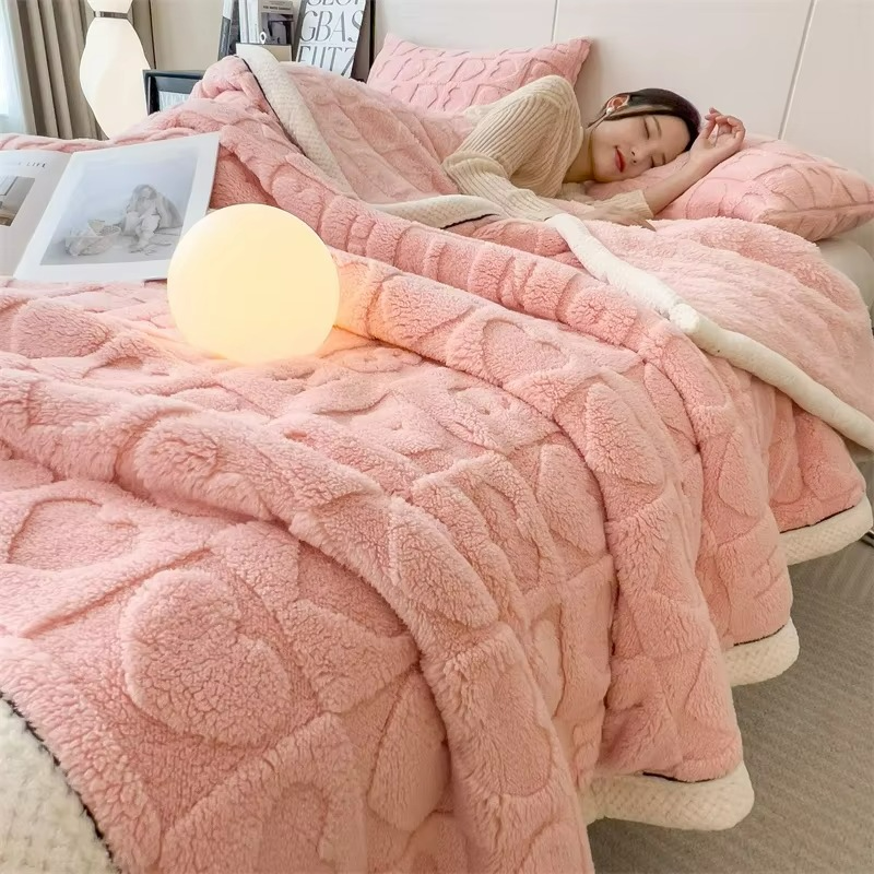 CozyComfort Fleece Blanket - Lightweight & Versatile